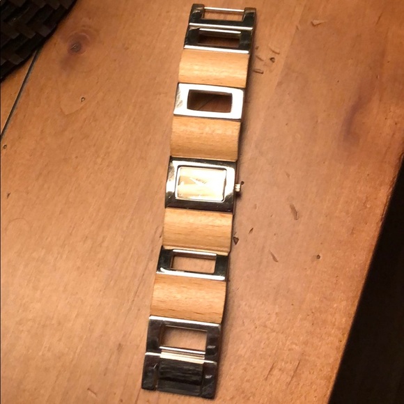 Quartz wood and silver tone watch - Picture 3 of 3